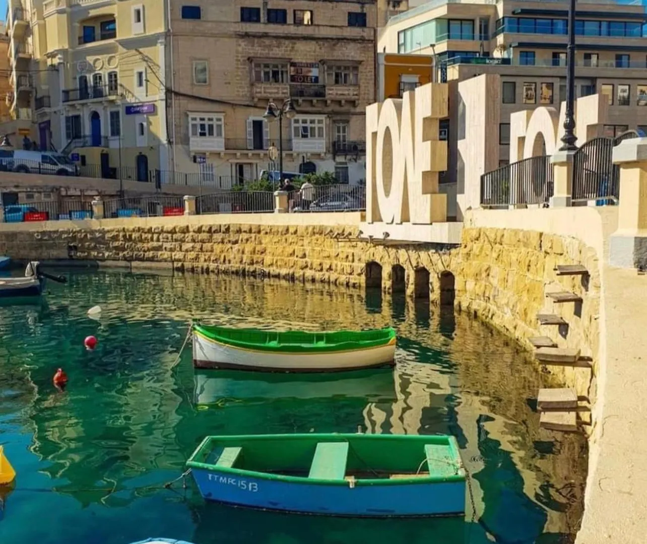 Ewa Apt - 3-Bed Near Sliema - St Julians Seafront Apartment