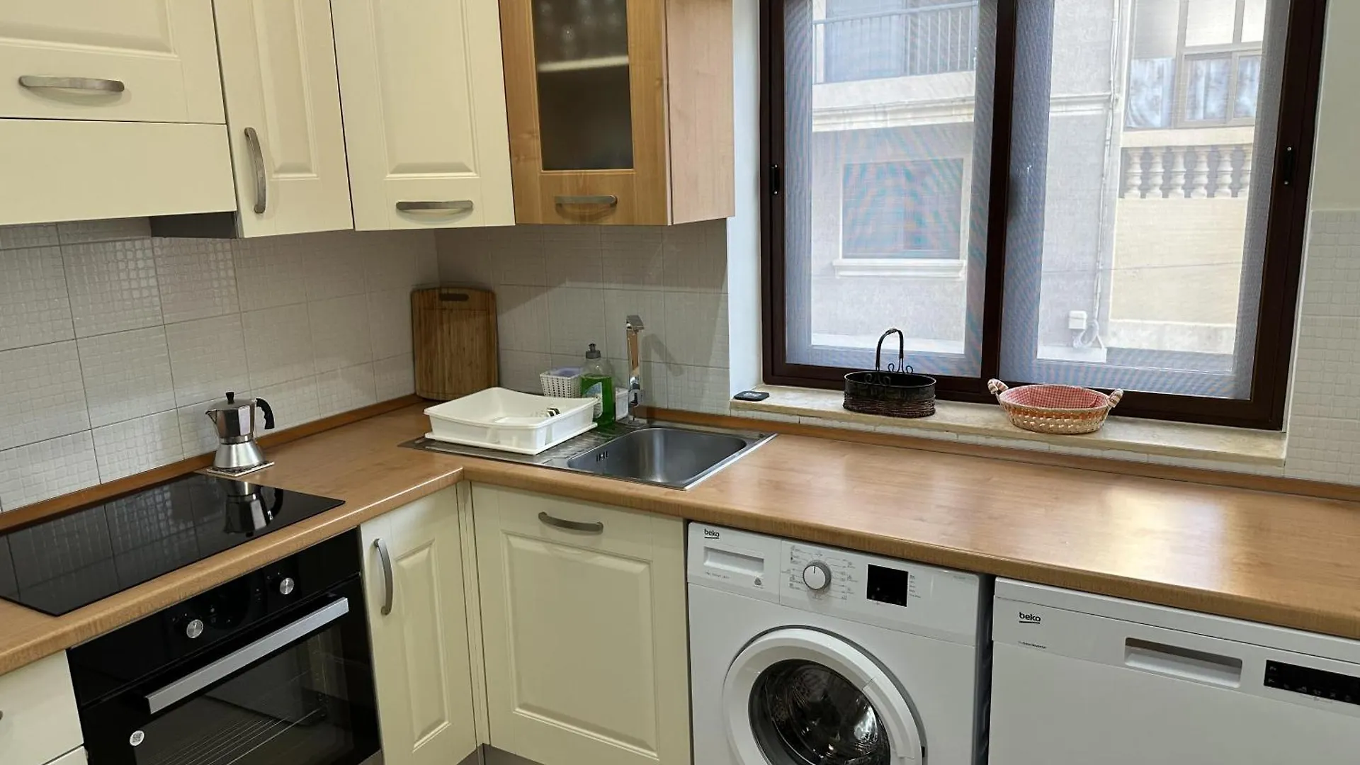 Ewa Apt - 3-Bed Near Sliema - St Julians Seafront Apartment