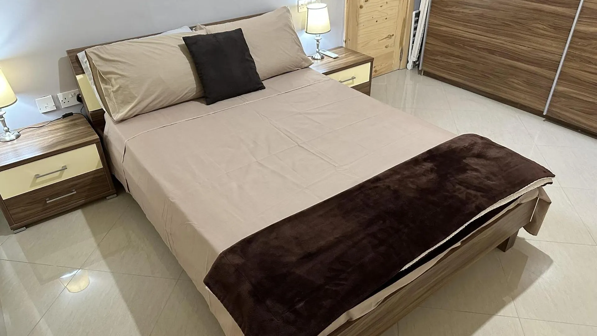 Ewa Apt - 3-Bed Near Sliema - St Julians Seafront 0*,